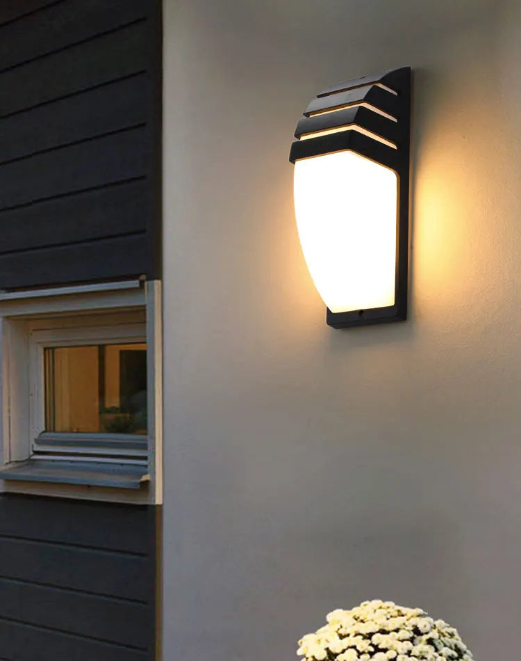 Outdoor waterproof wall lamp