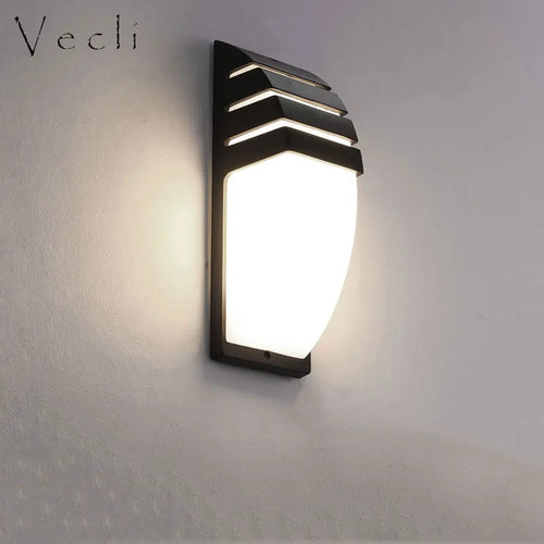 Outdoor waterproof wall lamp